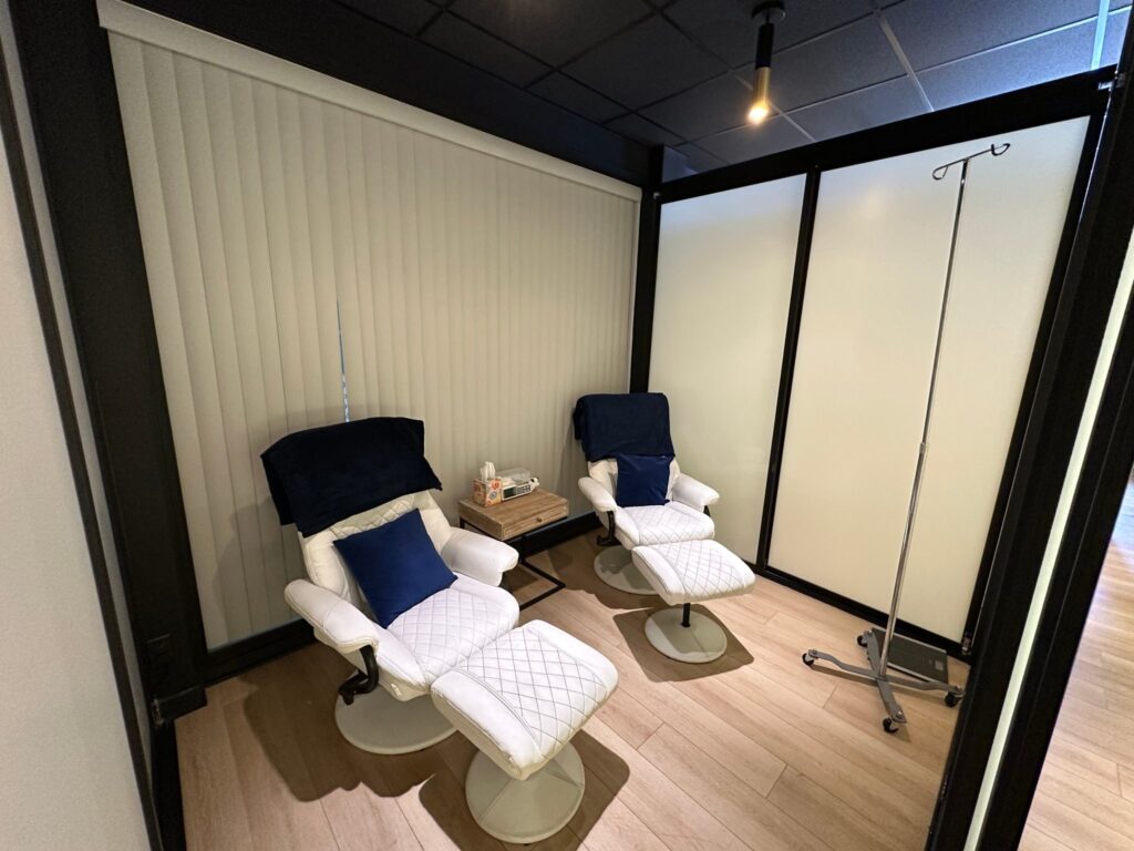 Image of one of the treatment rooms at PointHealth Clinic in Encino, California.