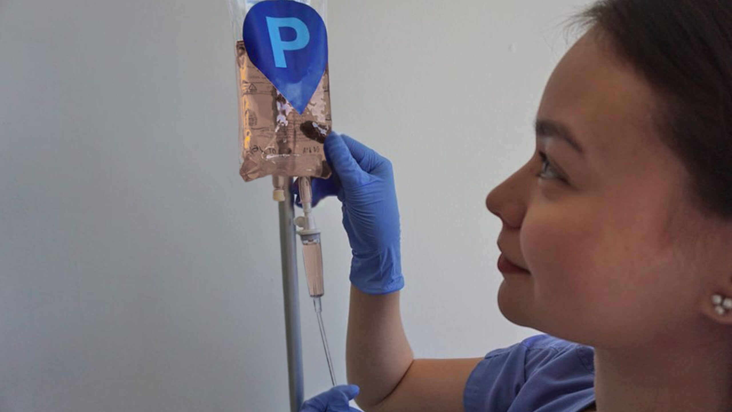 Image of a nurse on the PointHealth team setting up a glutathione iv drip